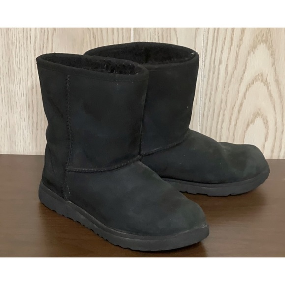 UGG Kids Classic Short Weather Black Boots Size 4 - Picture 1 of 4